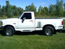 1992 F150 XLT 4x4 5 Litre 5 Speed Flareside Tires are Brute 32x12.5x15 on chrome rims.
Just had a bath