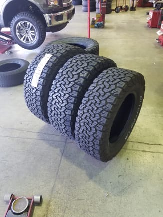 For comparison the tire on the left is 35x12.5x18 the one in the middle is the one i put on 34x12.5x18 and the far left is the factory size 275x65x18
