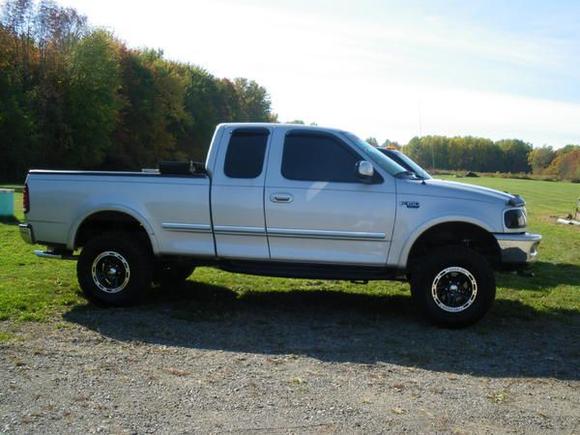 3'' body lift, incubus wheels, 33'' tires, dual exhaust, headers, dixie horn, and pa system : )