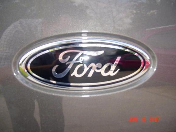 Black and Chrome Emblem Overlay.
Thanks PatriotDecals.com
Tailgate
