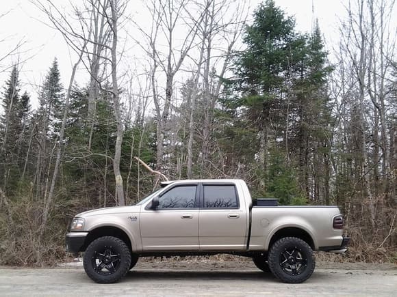 mines 4x4 with 2.5" Rough Country leveling kit and 295/60R20s. Equivilent to 34/12/20