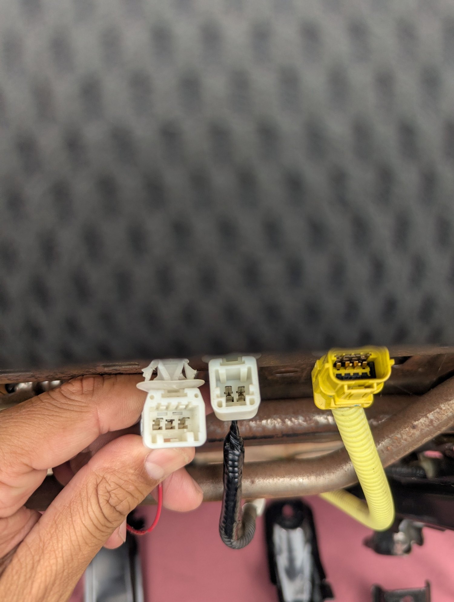 Side by side comparison of the connectors. You have to de-pin the connectors and just swap em.