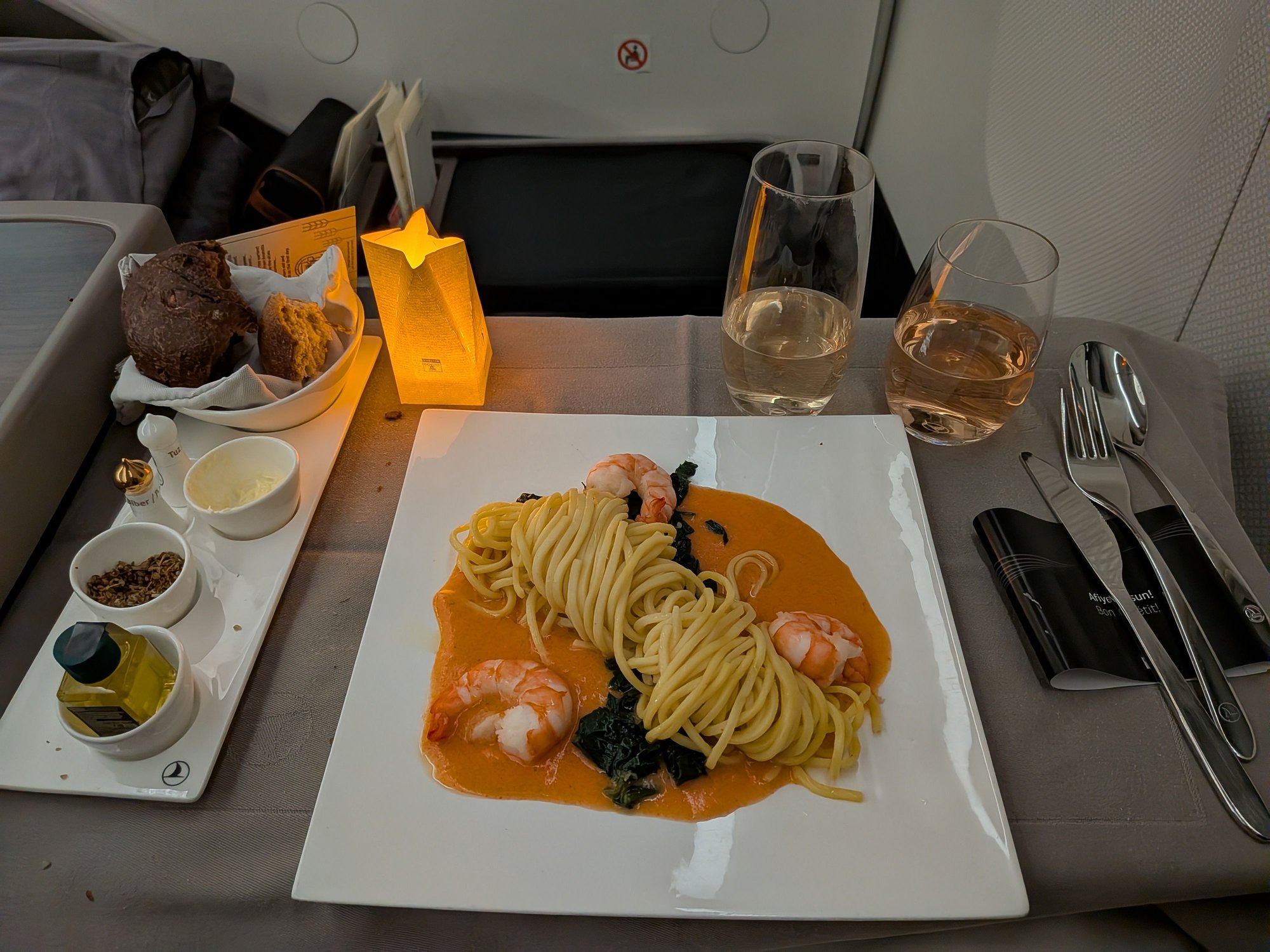 Decided to order the lobster sauce linguine as I had the cauliflower steak last time, and I had plenty of chicken in the lounge pre-flight. The passenger next to me got the chicken however and it looked amazing. Linguine was very well-presented and tasted okay. Both the noodles and shrimp were on the well-done side but I wouldnt call either overcooked. The sauce was okay. Had a fairly mild taste of lobster but you kind of really had to look for it. 
