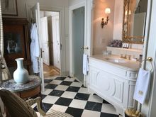Spacious bathroom 