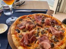 Prosciutto pizza