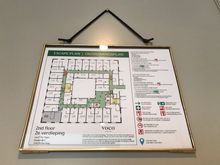 Location of the suite, the downpart faces south and the neighbooring garden, the left part faces west and the hotel garden and backsides of the Noordeinde buildings.