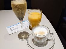 By 7 o’clock I was ensconed in the Skycourt lounge.