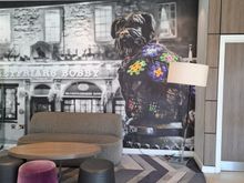 Sitting area by reception