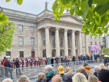 In front of the General Post office the ceremony took place. Lucky me I'm tall enough.