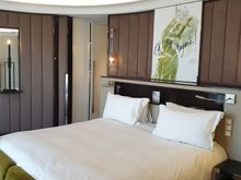 The bed and the decor