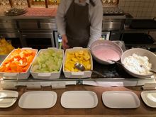 Yoghurt + cut fruits