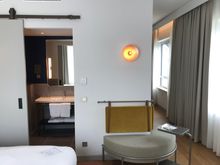 Note that only a sliding door seperates the bathroom from the bedroom. To the right the corridor to the living, don't forget this room is U-shaped.