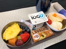 enroute to hawaii , a light meal service before landing is also served