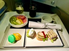 AF655 DXB-CDG, snack, three canapes with fresh fruit and dome & macaron for dessert. 