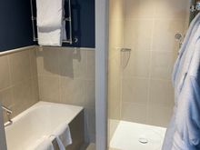 The bath tub is not freestanding as the advertissed for suites