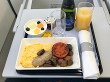 This was the “full English breakfast “ LHR KEF Iceland 
A short sausage , tomato , mushrooms and scrambled eggs . No Bacon . 
