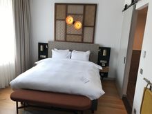 The king bed with electric outlets and USB next to the headrest