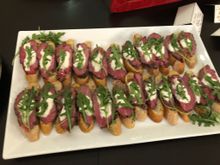 Chateaubriand on Crostini with Horseradish Sauce & Arugula 
