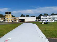 Taxiing to the main airport building and restaurant 