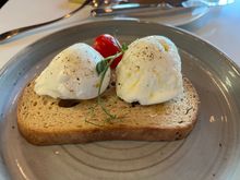 Perfectly cooked poached eggs