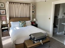 The Queen bed : electric & USB A plugs are all bedside 