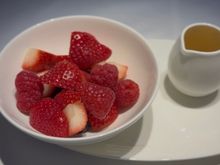 Berries with black pepper syrup: light and fresh