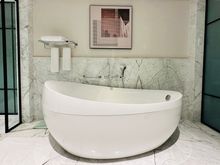 Bath tub