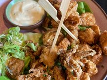 Calmars frits, chili broye et oignons verts
Fried Calamari with Crushed Chili and Green Onions CAD22