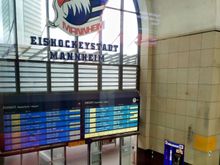 Main entrance onto the platforms at Mannheim main station 