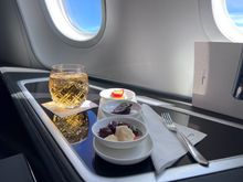 Canapés
Roasted baby beetroot with lemon yoghurt and pistachio, hummus filled pimento pepper,
marinated olives