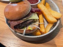 LGW BA 1st Lounge Burger