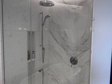 Park River View suite: Shower