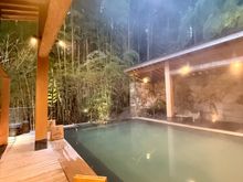 Pool sized onsen