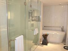 Doubletree jakarta pres suite masterbath2 web