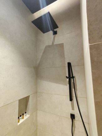 Rain shower and shower head