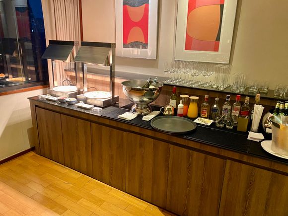 club lounge happy hour