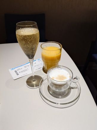 By 7 o’clock I was ensconed in the Skycourt lounge.