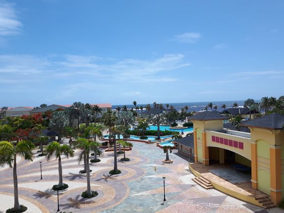 Can you spot the ocean from this "oceanview" room?