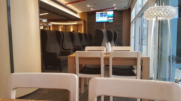 HKG Lounge, plenty of armchairs facing the planes