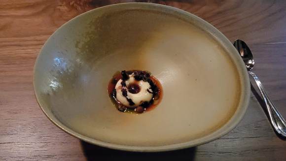 SUBTLY FLAVORED CUSTARD OF ROASTED KELP WITH BLUEBERRIES
2012 B U SSO L A , R E C I OTO D E L L A VA L P O L I C E L L A C L ASS I CO, V E N E TO, I TA LY 500 M L