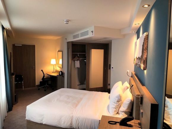 Standard Room on top floor / Hampton by Hilton Stuttgart City Centre