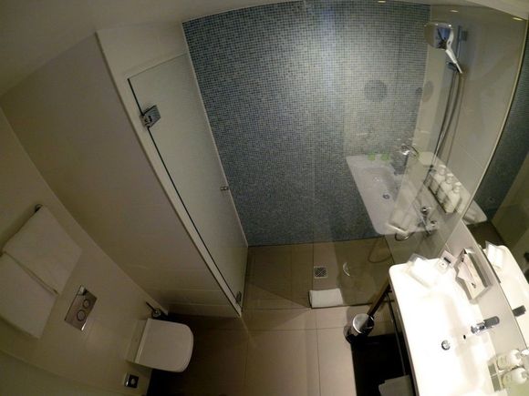 Bathroom of an Executive Room / Holiday Inn Frankfurt Alte Oper