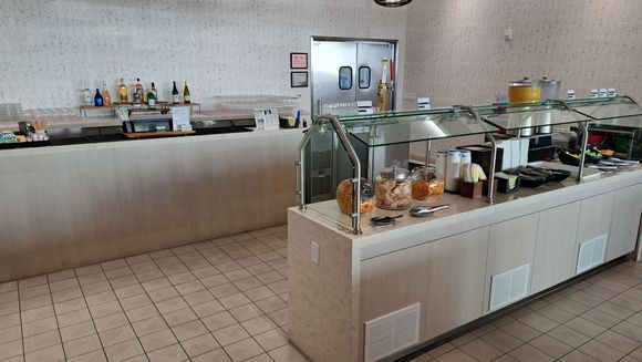 Fresh fruit, cereals, small bar