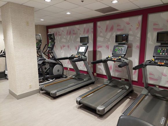 Small gym / Crowne Plaza Crystal City