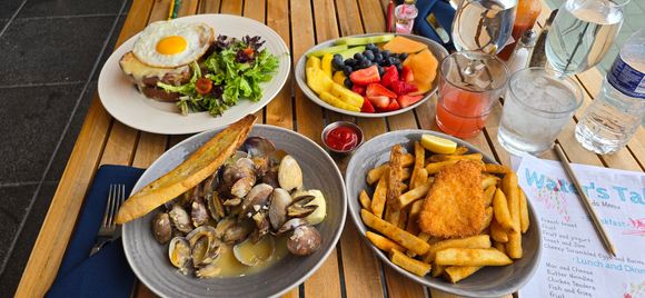 Crowue madam, fruit, clams and halibut (kids-1 pc)