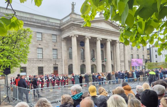 In front of the General Post office the ceremony took place. Lucky me I'm tall enough.