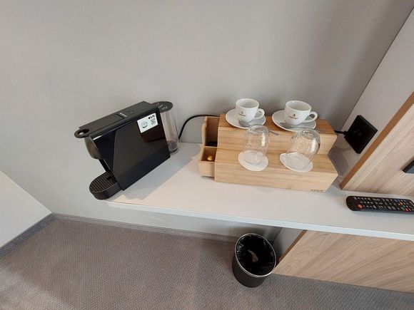 Larger corner room now with Nespresso Machine / Holiday Inn Express Düsseldorf Hauptbahnhof
