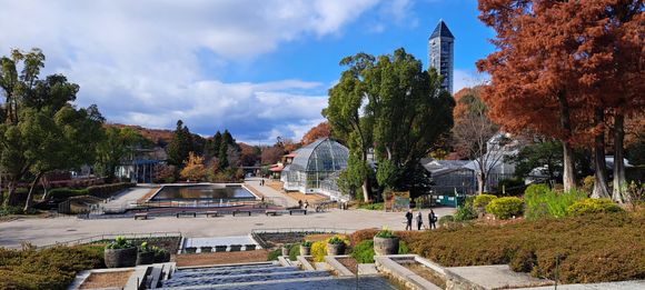 Botanical gardens and sky tower to right. One of the zoo entrances to the left ( also saw an elevated train line in use inside the zoo)