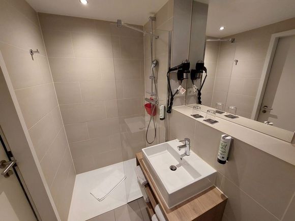 Holiday Inn - the niu Mesh Stuttgart Messe / Bathroom of Premium Room