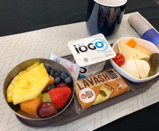enroute to hawaii , a light meal service before landing is also served